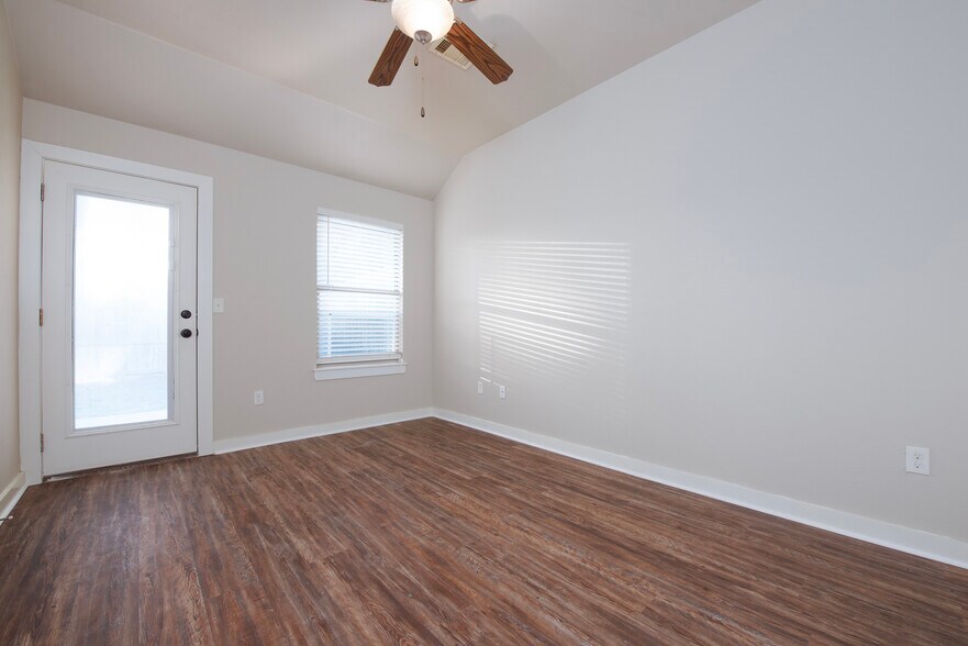 Building Photo - 5219 Oakwood Villas Ct