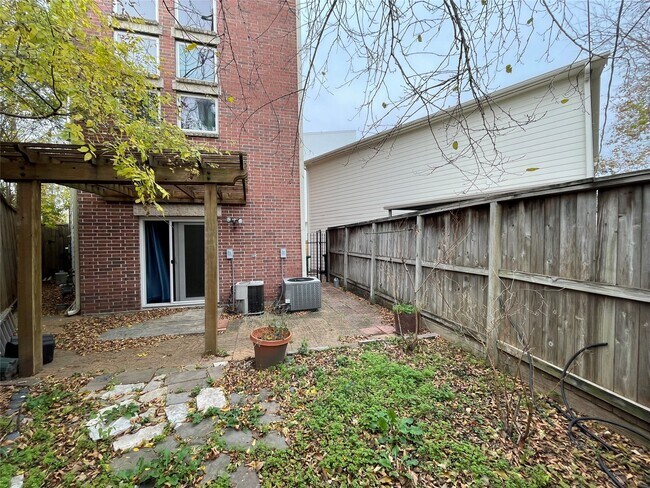 Building Photo - 5901 Fairdale Ln