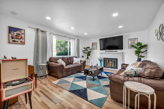 Primary Photo - 405 Gregory Way