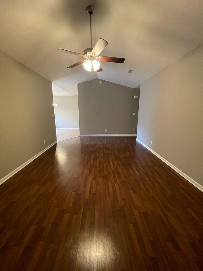 Building Photo - 2 bed, 2 bath, 2 car garage ranch style home in N. Knoxville