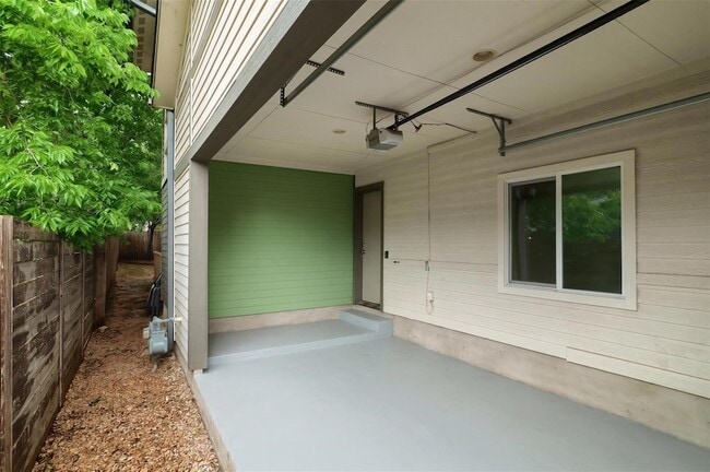 Building Photo - 3202 Merrie Lynn Ave