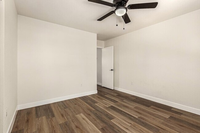 Building Photo - 1538 E Laurel Ave