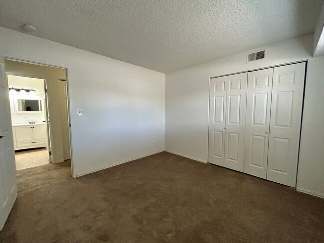 Building Photo - 140 E Highline Cir