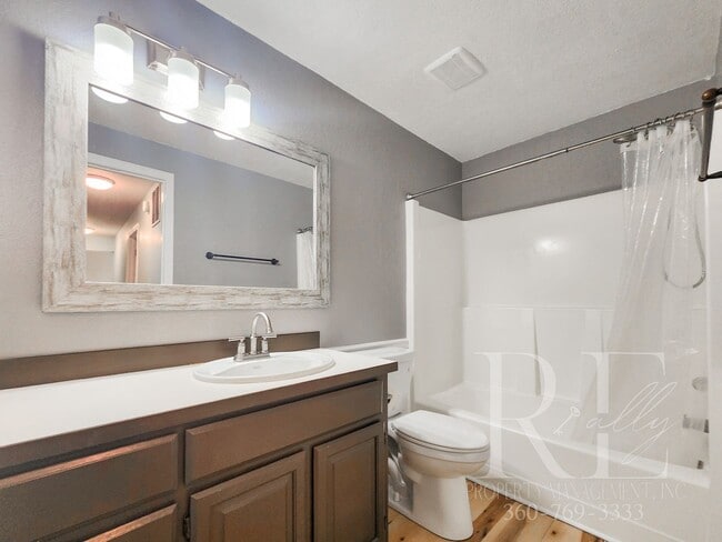 Building Photo - Ridgetop Home in Quiet Neighborhood