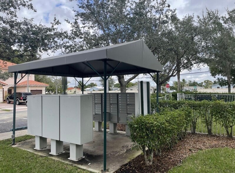 Building Photo - 8835 S Isles Cir