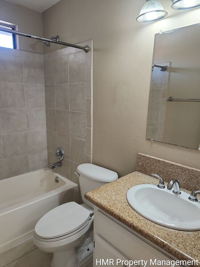 Building Photo - Spacious Town House