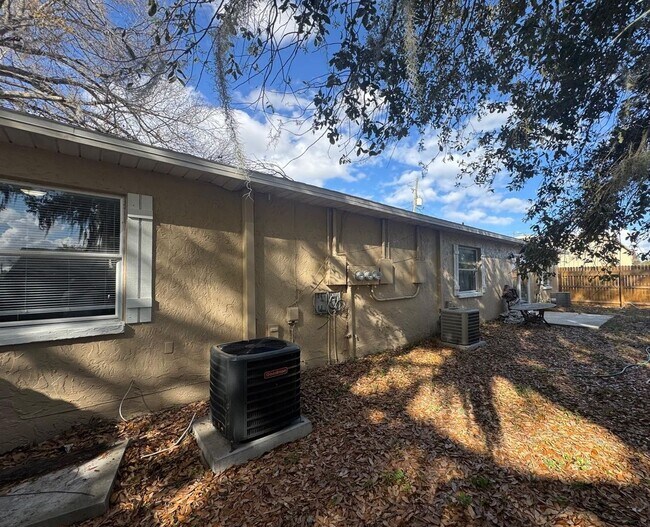 Building Photo - One Bedroom Apartment