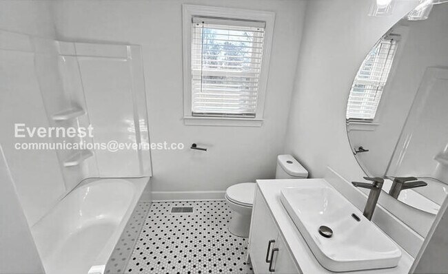 Building Photo - 3 Bed, 2 Bath Home with Fenced Yard / Pet-Friendly / Available Now!