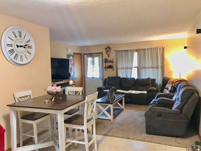 Building Photo - 2 bed 1 bath unit