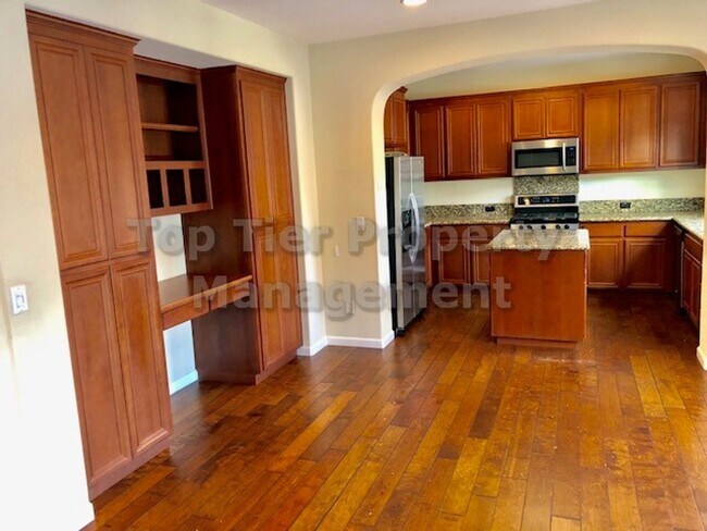 Building Photo - Beautiful 2 Bd/2.5 Ba/1,730 sqft Townhouse...