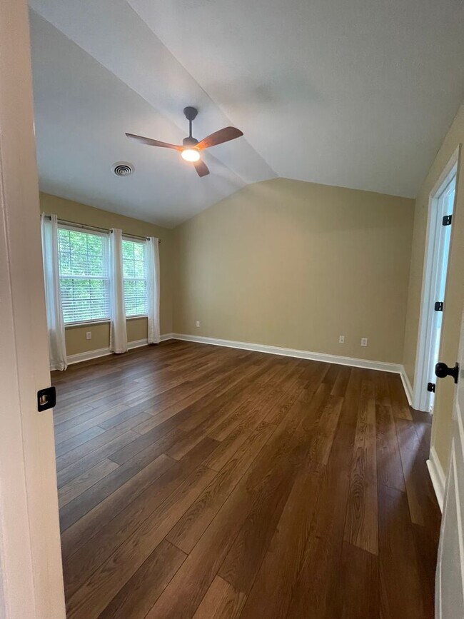 Building Photo - 162 River Garden Ct