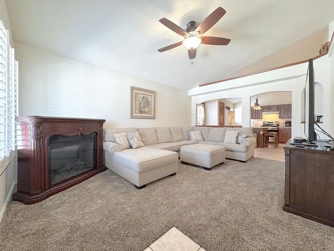 Building Photo - East El Paso 3bed/2bath Refrig A/C!