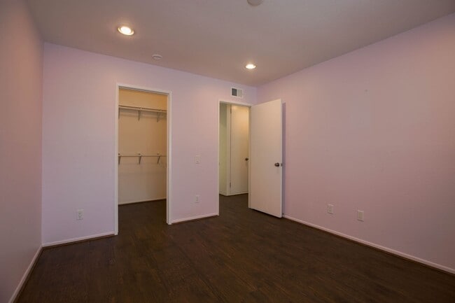 Building Photo - End Unit Townhome with Private Patio