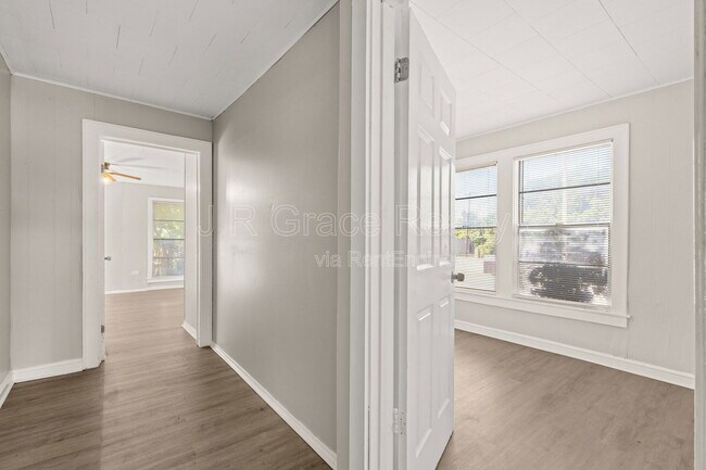 Building Photo - 1801 Reuter Ave