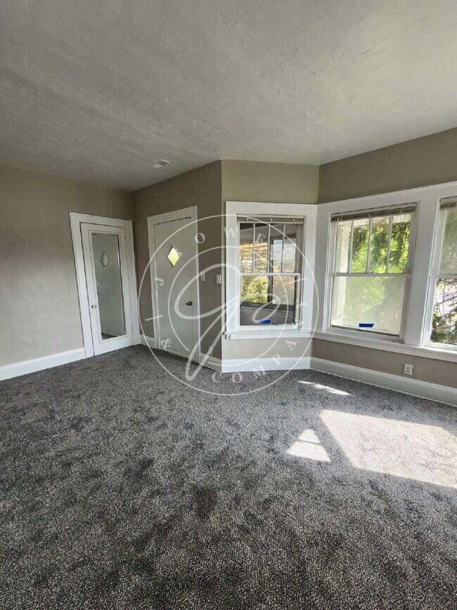 Building Photo - 2 bedroom Upper unit- over 1200 sq feet! Private enclosed porch! Water included!