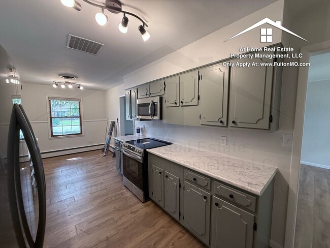 Building Photo - 511 Kleewood Dr