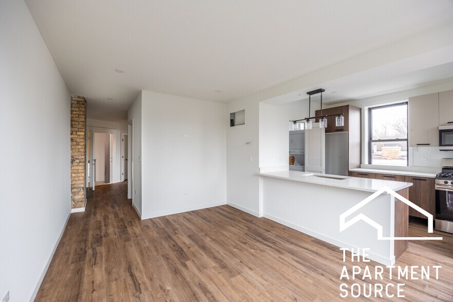 Building Photo - 4410 N Greenview Ave