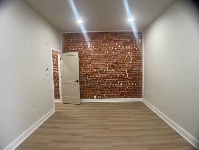 Building Photo - 121 W Sharpnack St