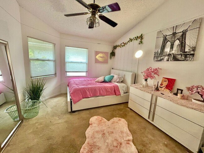 Building Photo - 156 Colly Way