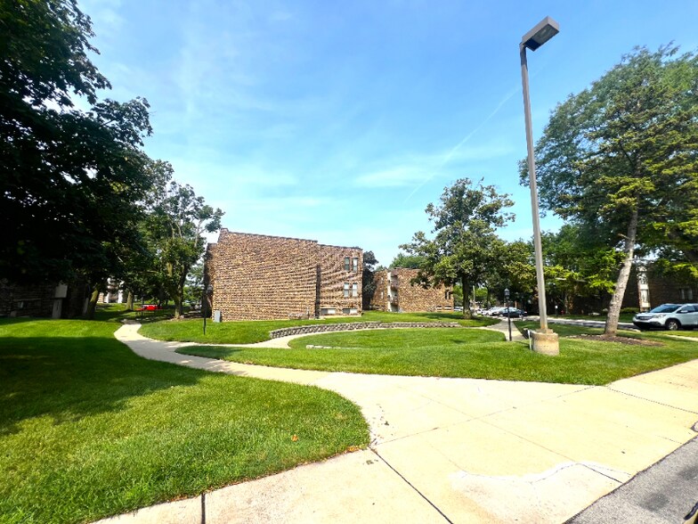 Building Photo - 2275 Country Club Dr
