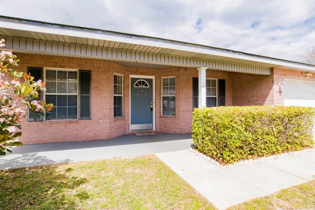 Building Photo - 3 bed 2 bath home off Creighton Rd