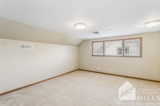 Building Photo - 125 S Oakwood St