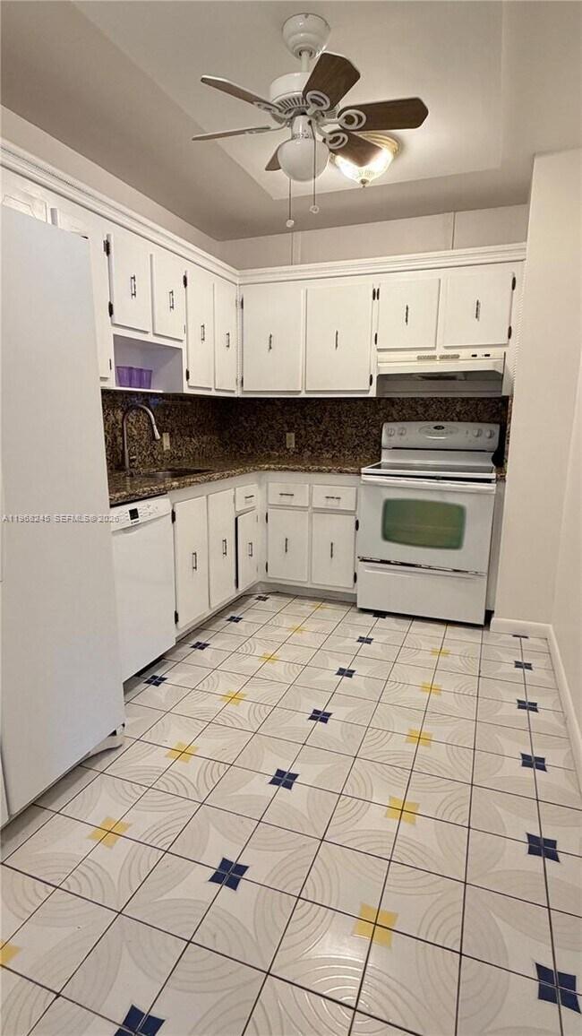 Building Photo - 20100 W Country Club Dr