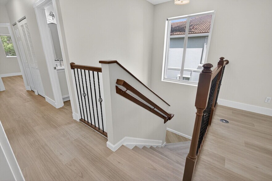 Building Photo - 2213 Oakmont Dr