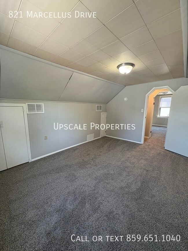 Building Photo - 821 Marcellus Dr