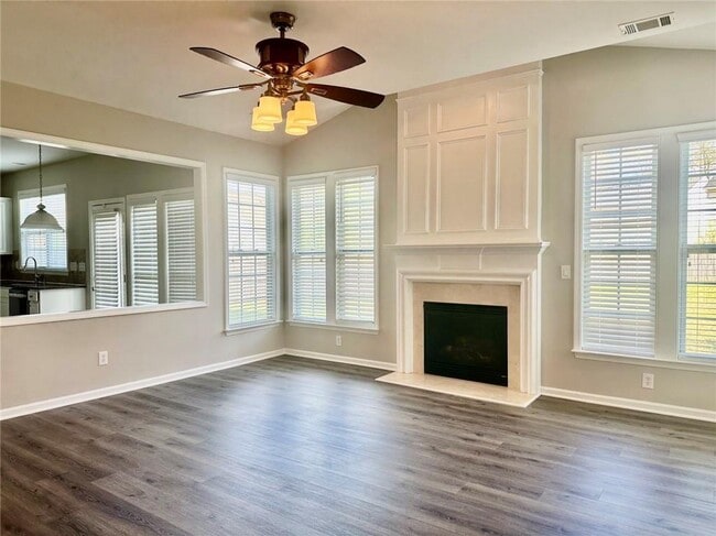 Building Photo - 697 Oracle Dr NE