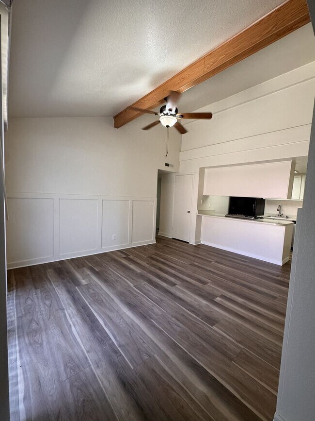 Building Photo - NICE UPDATED DUPLEX IN SACRAMENTO!!