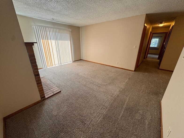 Building Photo - 5010 Emerald Dr