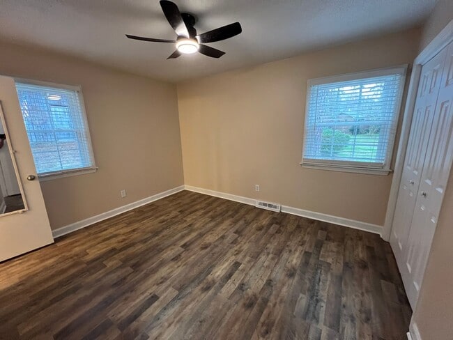 Building Photo - 3 Bedroom 1.5 Bathroom House for rent