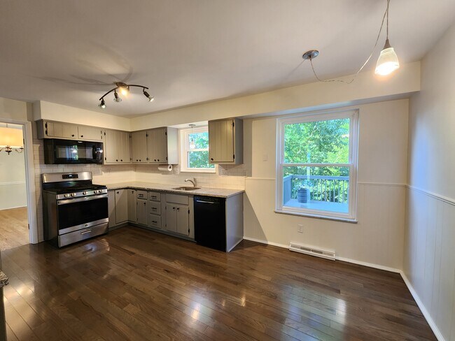 Building Photo - 720 Woodfield Dr