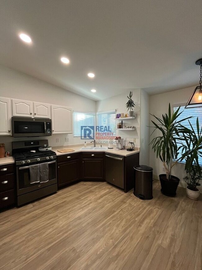 Building Photo - 9597 Fox Den Dr