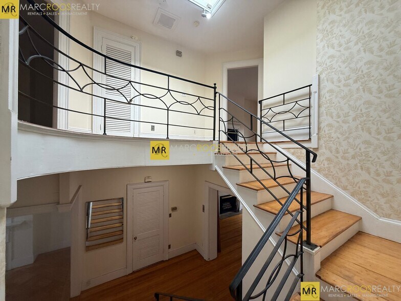 Building Photo - 1805 Beacon St