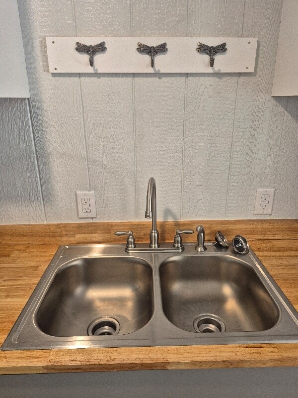 Building Photo - 910 Backwoods Rd