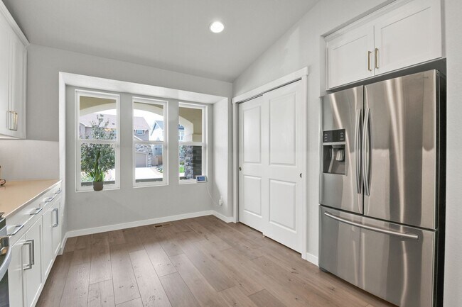 Building Photo - Beautiful "like new" home available for re...