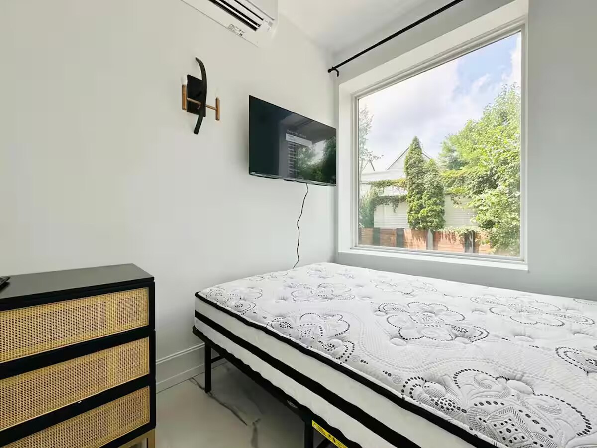 Building Photo - Furnished room/NOT APARTMENT