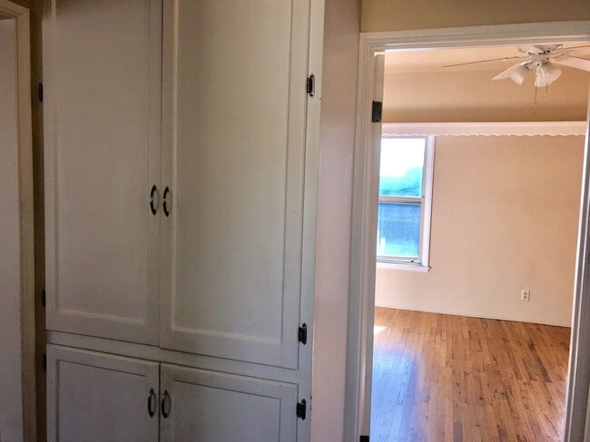 Building Photo - MOVE IN READY! Minutes from Little Italy! ...