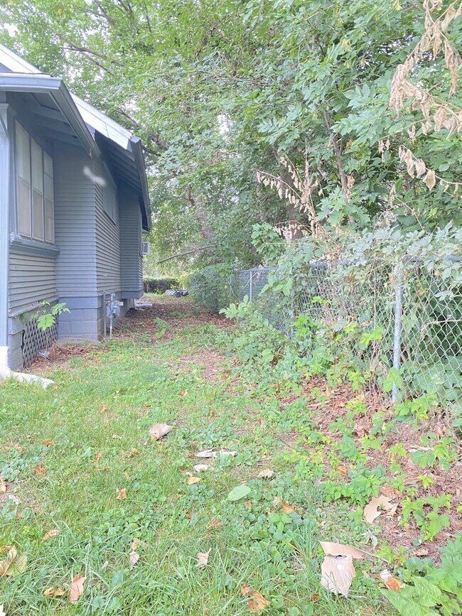 Building Photo - 3 bedroom 1 bath house!