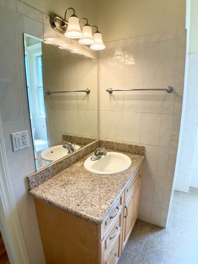 Building Photo - TOP FLOOR 4/2. In-Unit Laundry! Dishwasher...