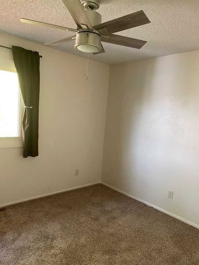 Building Photo - 2 bedroom, 1.5 bath Townhome  $1600/month