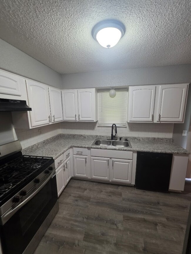 Building Photo - Beautiful 4 bedrooms and 1 bath home located on NE 38th St in Kansas City, MO