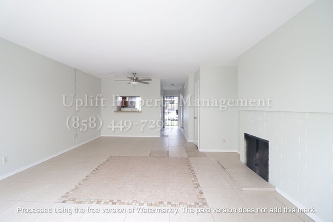 Building Photo - 2 Bed, 1.5 Bath Condo Close to Freeway