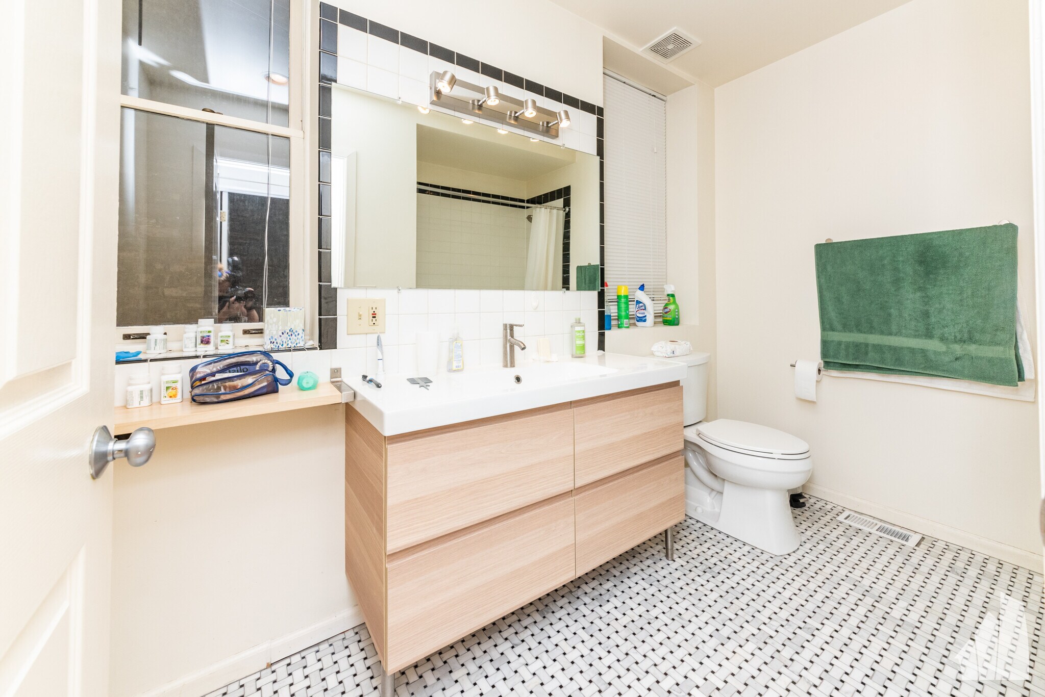 Building Photo - 1301 N Hoyne Ave