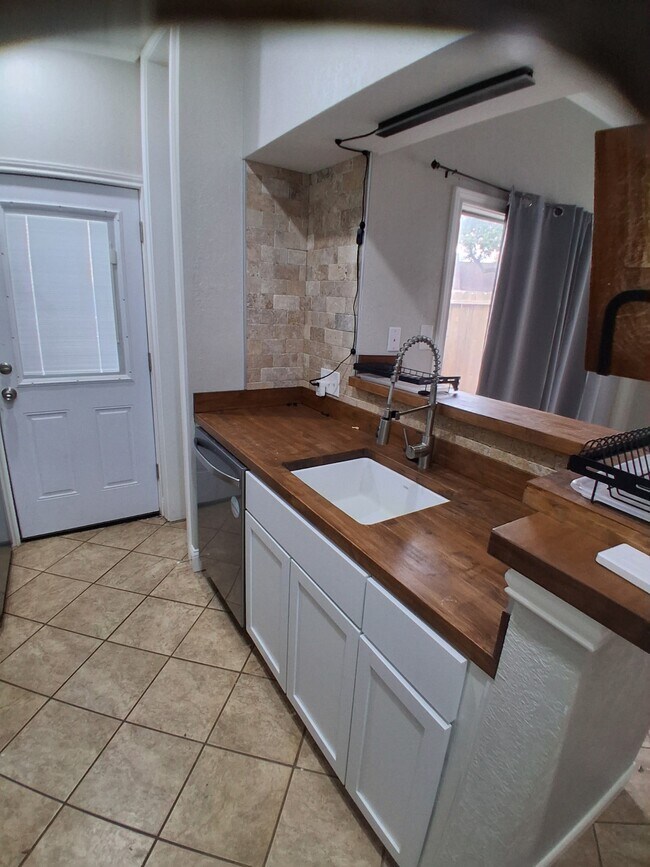 Building Photo - 3600 Jeanetta St