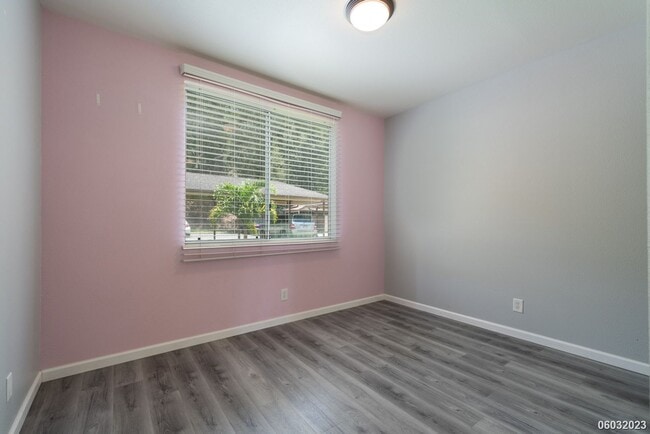 Building Photo - Spacious, Clean, Renovated 2BR/2BA/2Pkg in...