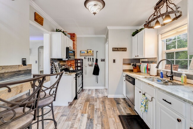 Building Photo - 1609 W Kiowa St