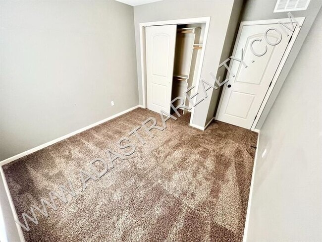 Building Photo - Beautiful Olathe Townhome-Available NOW!!!
